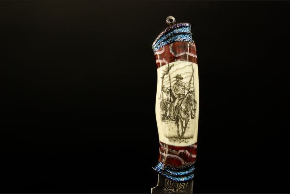 Авторский нож "Дикий Запад" <span>(Мозаичный дамаск, в режущей кромке 20000 слоёв, клык моржа, вставки стабилизированный зуб мамонта, мозаичный дамаск, художественное оформление рукояти - скримшоу)</span>