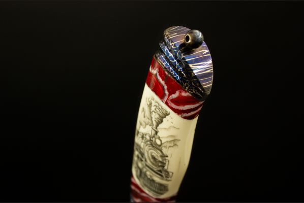 Авторский нож "Дикий Запад" <span>(Мозаичный дамаск, в режущей кромке 20000 слоёв, клык моржа, вставки стабилизированный зуб мамонта, мозаичный дамаск, художественное оформление рукояти - скримшоу)</span>