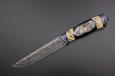  Авторский нож "Пиковая дама" <span><span>(Мозаичный дамаск, рог буйвола, стабилизитрованный зуб мамонта, художественное оформление рукояти с 2-х сторон - скримшоу)</span></span> формованные ножны