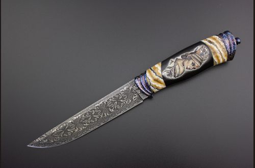  Авторский нож "Пиковая дама" <span>(Мозаичный дамаск, рог буйвола, стабилизитрованный зуб мамонта, художественное оформление рукояти с 2-х сторон - скримшоу)</span> формованные ножны