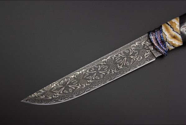  Авторский нож "Пиковая дама" <span>(Мозаичный дамаск, рог буйвола, стабилизитрованный зуб мамонта, художественное оформление рукояти с 2-х сторон - скримшоу)</span> формованные ножны