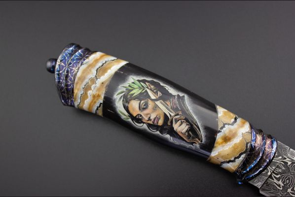  Авторский нож "Пиковая дама" <span>(Мозаичный дамаск, рог буйвола, стабилизитрованный зуб мамонта, художественное оформление рукояти с 2-х сторон - скримшоу)</span> формованные ножны