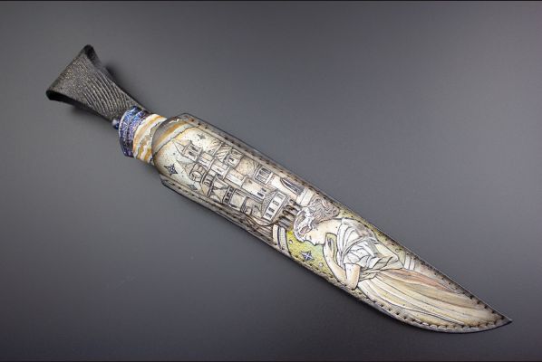  Авторский нож "Пиковая дама" <span>(Мозаичный дамаск, рог буйвола, стабилизитрованный зуб мамонта, художественное оформление рукояти с 2-х сторон - скримшоу)</span> формованные ножны