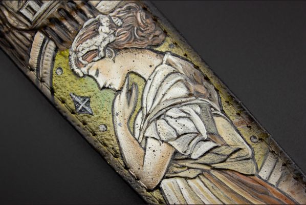  Авторский нож "Пиковая дама" <span>(Мозаичный дамаск, рог буйвола, стабилизитрованный зуб мамонта, художественное оформление рукояти с 2-х сторон - скримшоу)</span> формованные ножны