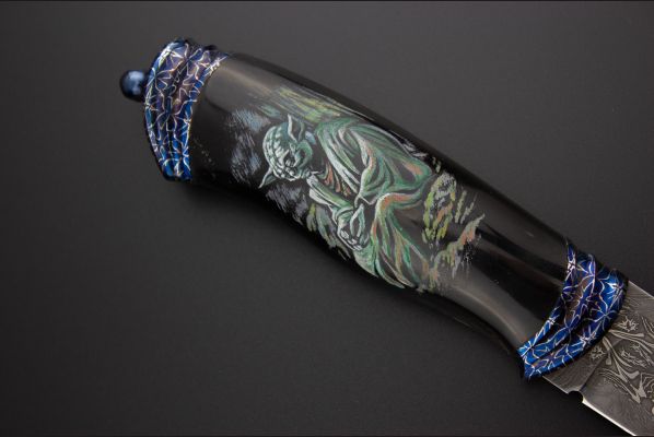 Авторский нож "Звездные войны" <span>(Мозаичный дамаск, рог буйвола, больстер и навершие мозаичный дамаск, художественное оформление рукояти с 2-х сторон - скримшоу)</span> формованные ножны