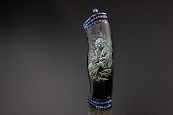 Авторский нож "Звездные войны" <span>(Мозаичный дамаск, рог буйвола, больстер и навершие мозаичный дамаск, художественное оформление рукояти с 2-х сторон - скримшоу)</span> формованные ножны