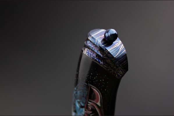 Авторский нож "Звездные войны" <span>(Мозаичный дамаск, рог буйвола, больстер и навершие мозаичный дамаск, художественное оформление рукояти с 2-х сторон - скримшоу)</span> формованные ножны