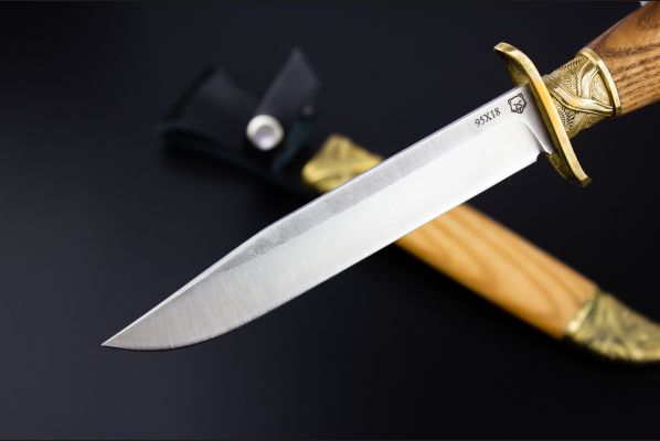 Нож НР-40 <span>(95х18, ясень, литьё латунь, деревянные ножны)</span>