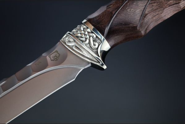 Нож Кайман <span>(PGK, долы - камень, стабилизированная карельская береза, литьё мельхиор, резная рукоять)</span>