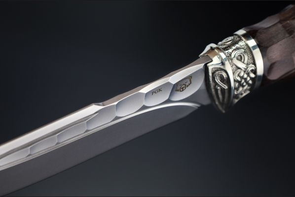 Нож Кайман <span>(PGK, долы - камень, стабилизированная карельская береза, литьё мельхиор, резная рукоять)</span>