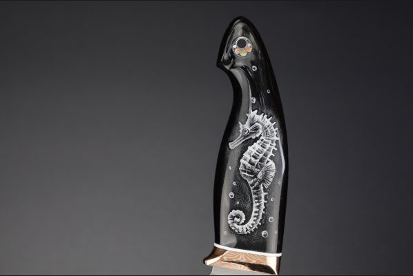 Нож шейный "Морской конёк" <span>(Bohler M390, рог индийского буйвола, макумэ-ганэ)</span> скримшоу