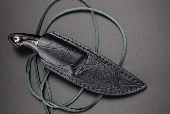 Нож шейный "Морской конёк" <span>(Bohler M390, рог индийского буйвола, макумэ-ганэ)</span> скримшоу