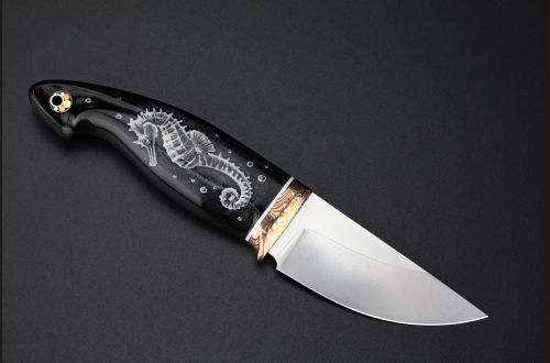 Нож шейный "Морской конёк" <span>(Bohler M390, рог индийского буйвола, макумэ-ганэ)</span> скримшоу