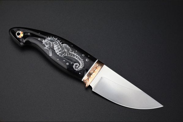 Нож шейный "Морской конёк" <span>(Bohler M390, рог индийского буйвола, макумэ-ганэ)</span> скримшоу