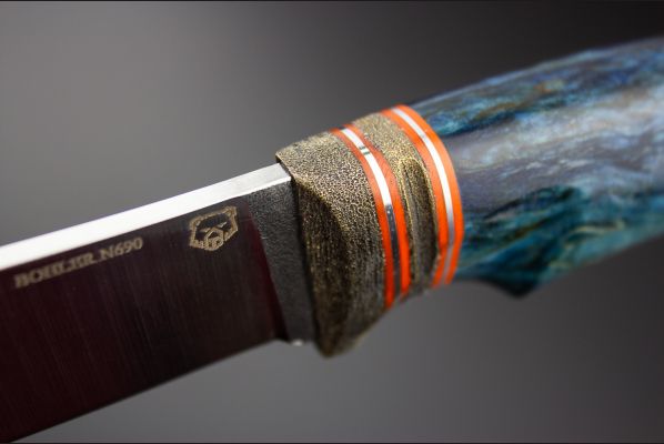 Нож Кабанчик <span>(N690, стабилизированная карельская берёза, латунь со вставками )</span>