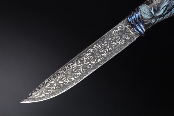 Авторский нож "Сирена" <span>(Мозаичный дамаск с никелем, анодированный мозаичный дамаск с никелем на больстере и навершие, рог буйвола, цветное скримшоу с 2-х сторон)</span> формованые ножны рисованые