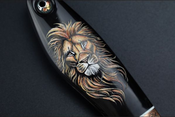 Нож шейный "Лев" <span>(Bohler M398, рог индийского буйвола, макумэ-ганэ)</span> скримшоу