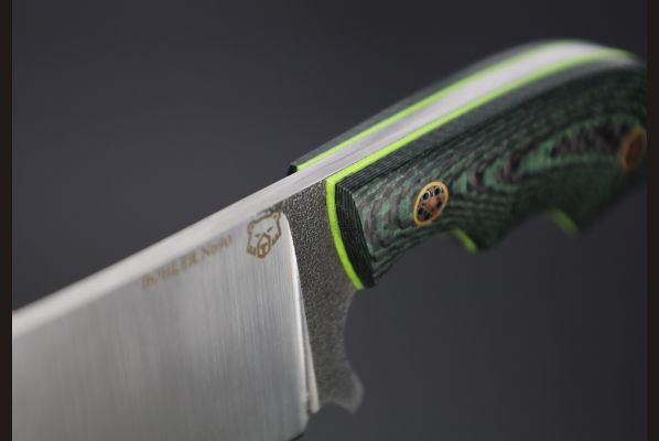 Нож шейный  <span>(N690, цельнометаллический, Хаотичный карбон  мозаичные пины)</span> формованные ножны