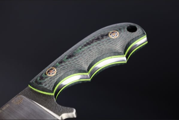 Нож шейный  <span>(N690, цельнометаллический, Хаотичный карбон  мозаичные пины)</span> формованные ножны