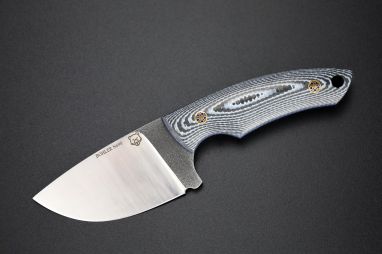 Нож шейный  <span><span>(N690, цельнометаллический, Хаотичный карбон  мозаичные пины)</span></span> формованные ножны