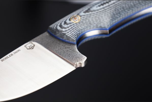 Нож шейный  <span>(N690, цельнометаллический, Хаотичный карбон  мозаичные пины)</span> формованные ножны