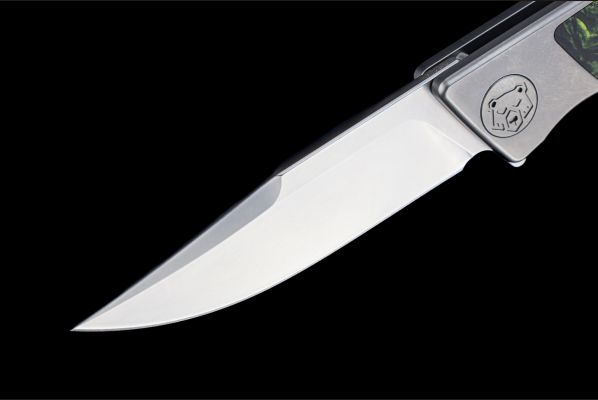 Складной нож "Вестерн" <span>(М390, Титан, вставка Хаотичный карбон зеленый, Замок "Frame-Lock")</span>