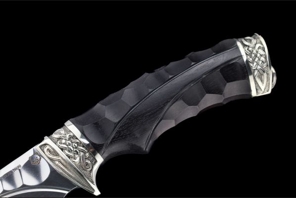 Нож Кайман <span>(N690, долы - камень, черный граб, литьё мельхиор, резная рукоять)</span>