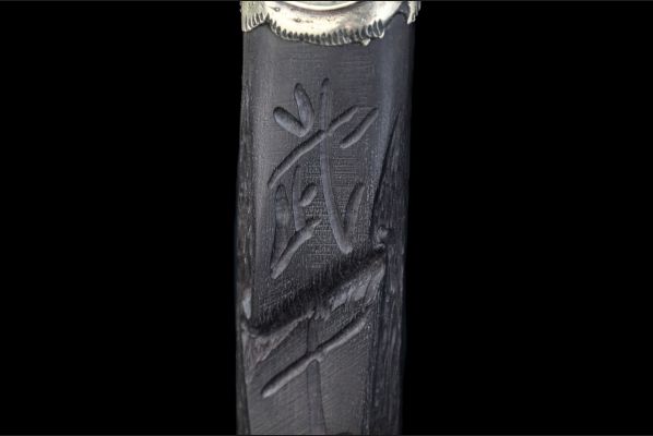 Авторское Танто "БУСИДО" <span>(Мозаичный дамаск с никелем, Черный граб, ручная резьба по дереву, подставка)</span> 