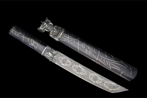 Авторское танто "Маска Самурая " <span>(мозаичный дамаск с никелем, черный граб, инкрустация, подставка)</span>