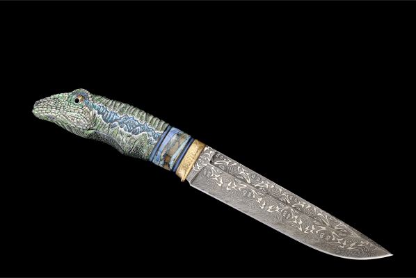 Авторский нож "Раптор" <span>(мозаичный дамаск с никелем, мокуме-гане, Стабилизированный зуб мамонта, резная рукоять из рога буйвола, скримшоу цветное)</span> формованные ножны рисованные