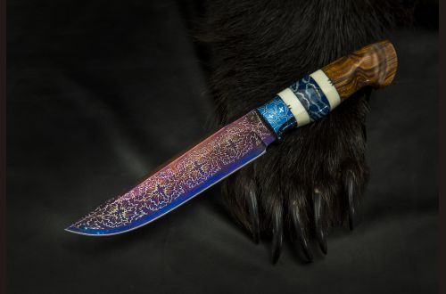 Авторский нож Тайга <span>(Мозаичный дамаск, мозаичный больстер, вставка стабилизированный зуб мамонта, обкладки клык моржа, айронвуд, резная рукоять)</span>