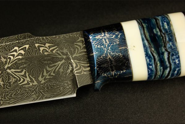 Авторский нож Тайга <span>(Мозаичный дамаск, мозаичный больстер, вставка стабилизированный зуб мамонта, обкладки клык моржа, айронвуд, резная рукоять)</span>