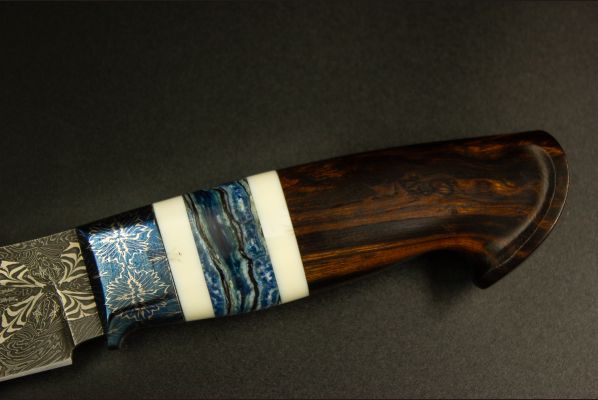 Авторский нож Тайга <span>(Мозаичный дамаск, мозаичный больстер, вставка стабилизированный зуб мамонта, обкладки клык моржа, айронвуд, резная рукоять)</span>