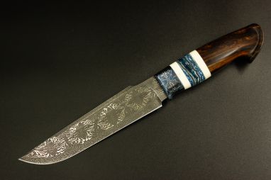 Авторский нож Тайга <span><span>(Мозаичный дамаск, мозаичный больстер, вставка стабилизированный зуб мамонта, обкладки клык моржа, айронвуд, резная рукоять)</span></span>