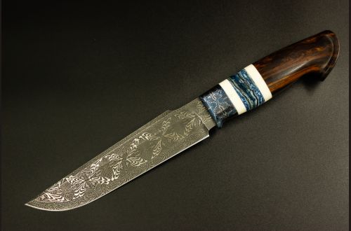 Авторский нож Тайга <span>(Мозаичный дамаск, мозаичный больстер, вставка стабилизированный зуб мамонта, обкладки клык моржа, айронвуд, резная рукоять)</span>