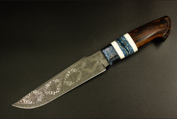 Авторский нож Тайга <span>(Мозаичный дамаск, мозаичный больстер, вставка стабилизированный зуб мамонта, обкладки клык моржа, айронвуд, резная рукоять)</span>