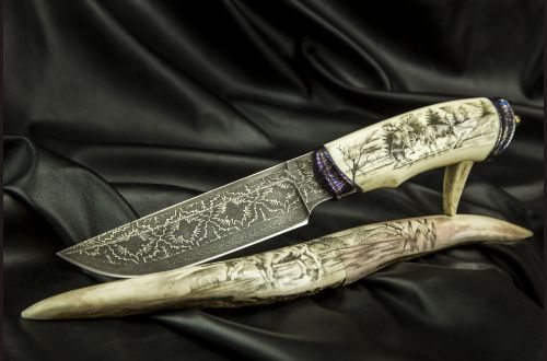 Авторский нож Походный 1 <span>(Мозаичный дамаск, в режущей кромке 20000 слоёв, клык моржа, мозаичный дамаск, художественное оформление рукояти и подставки - скримшоу)</span>