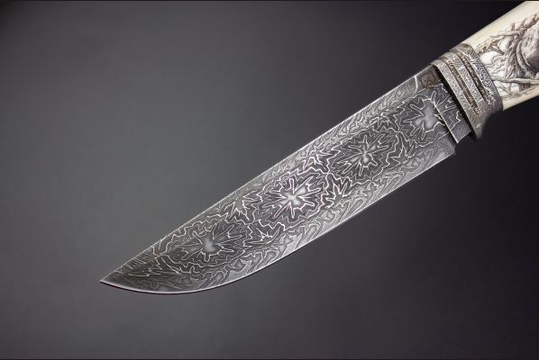 Авторский нож Походный 3 <span>(Мозаичный дамаск, в режущей кромке 20000 слоёв, клык моржа, мозаичный дамаск, художественное оформление рукояти - скримшоу)</span>