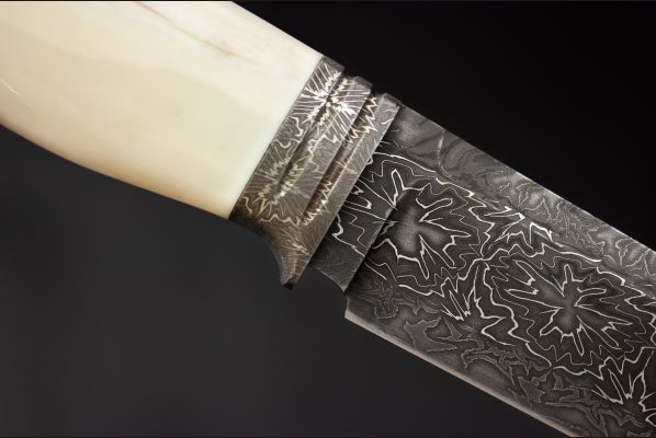 Авторский нож Походный 3 <span>(Мозаичный дамаск, в режущей кромке 20000 слоёв, клык моржа, мозаичный дамаск, художественное оформление рукояти - скримшоу)</span>