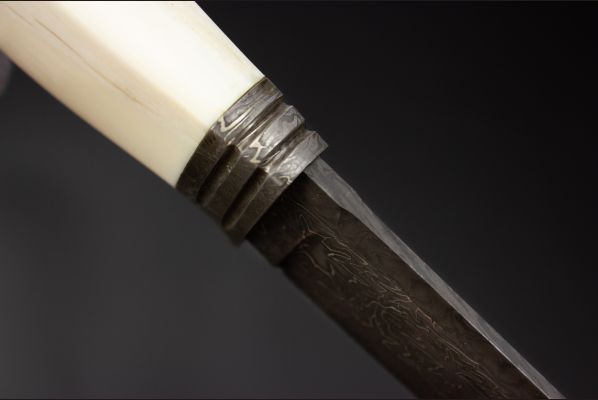 Авторский нож Походный 3 <span>(Мозаичный дамаск, в режущей кромке 20000 слоёв, клык моржа, мозаичный дамаск, художественное оформление рукояти - скримшоу)</span>