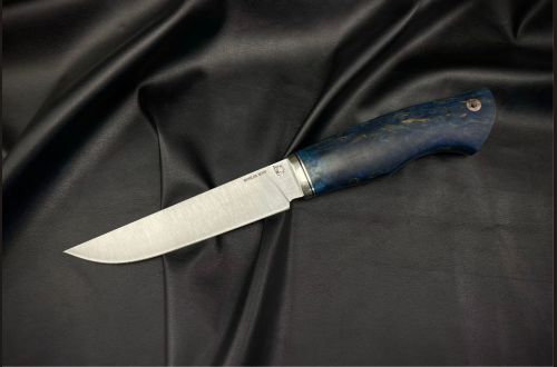 Нож Барс <span>(М390, спуски от обуха, стабилизированная карельская берёза, мозаичный пин под темляк)</span> 