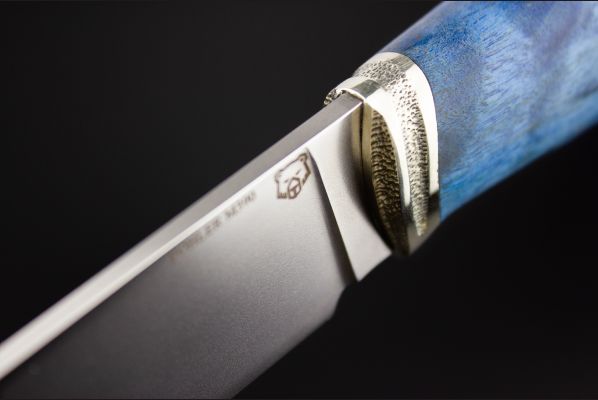 Нож Охотник 2 <span>(М390, спуски от обуха, стабилизированная карельская береза, литьё мельхиор)</span>