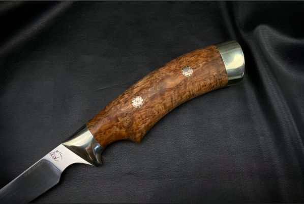 Нож Филейный <span>(M390, стабилизированная карельская берёза, мельхиор, мозаичные пины, выемка под палец)</span>