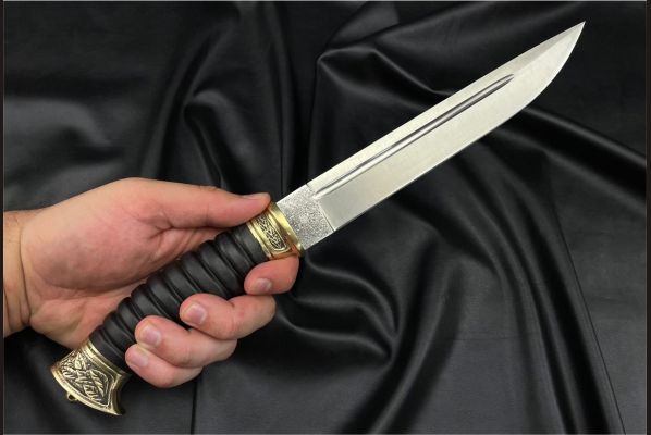 Нож Пластунский <span>(D2, черный граб, литье латунь, резная рукоять, кожаные ножны)</span>