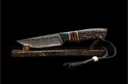 Авторский нож Русский <span>(Мозаичный дамаск, мозаичный больстер, вставка стабилизированный зуб мамонта, стабилизированная карельская береза, резная рукоять, мозаичный пин)</span>