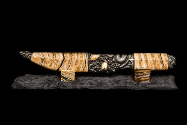 Авторский нож Питон <span>(Damasteel, художественная резьба по металлу, стабилизированный зуб мамонта)</span> 