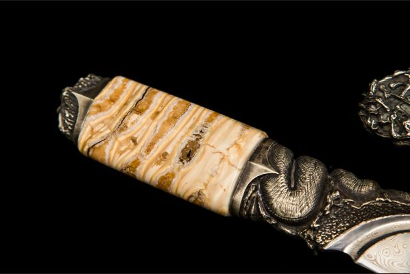 Авторский нож Питон <span>(Damasteel, художественная резьба по металлу, стабилизированный зуб мамонта)</span> 