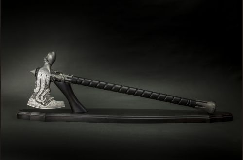 Кованый топор Осьминог <span>(дамасская сталь 7000 слоёв, топорище черный граб, ручная резьба)</span>