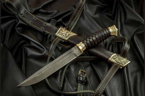 Нож Пластунский <span>(дамаск 1200 слоёв, черный граб, литье латунь, резная рукоять, деревянные ножны)</span>