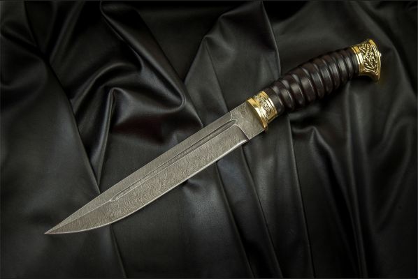 Нож Пластунский <span>(дамаск 1200 слоёв, черный граб, литье латунь, резная рукоять, деревянные ножны)</span>